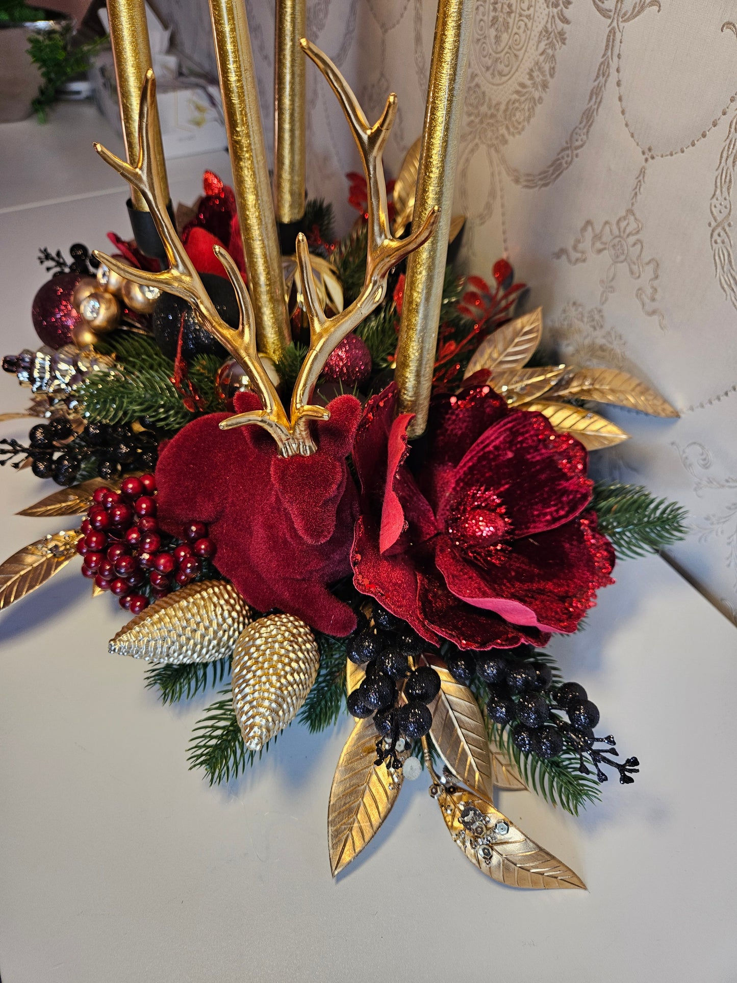 Advent Gesteck + 4 Kerzen, Tischdekor, Tischgesteck, Winterdekor, Adventdekoration rot gold schwarz