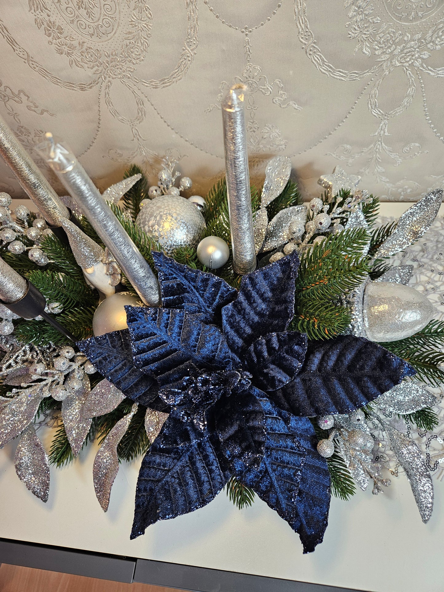 Advent Weihnachtsdekoration Christmas Gesteck + 4 Kerzen Tischdekor Tischgesteck Winterdekor Neuerjahr Christmas Dekorationen grün dunkelblau silber
