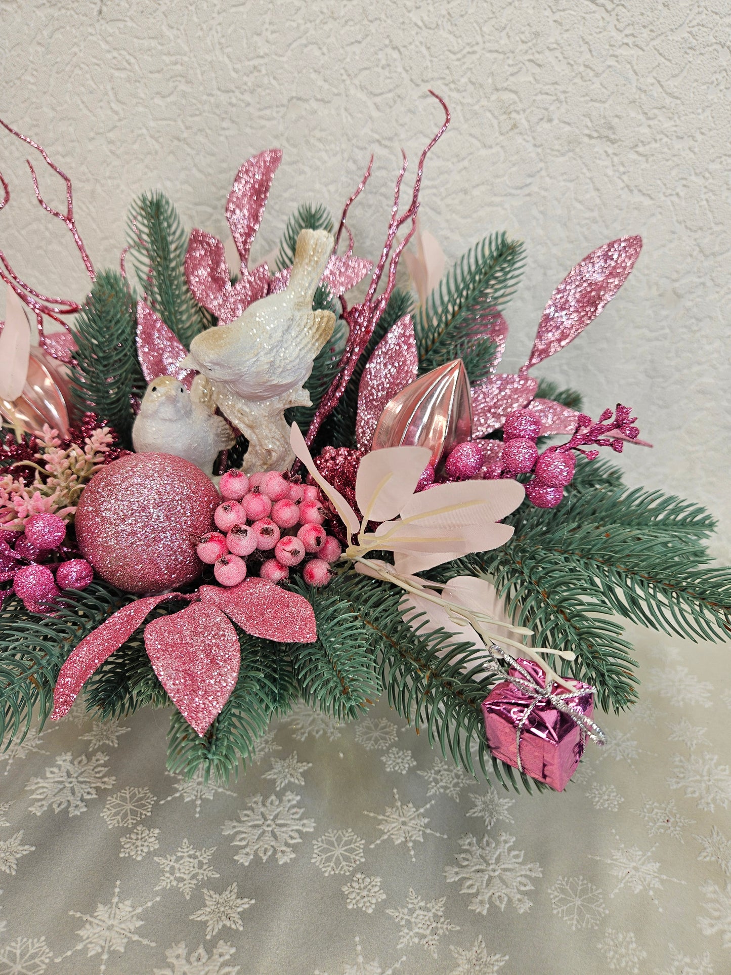 Weihnachtsgesteck, Weihnachtsdeko, Adventsgesteck, Tischgesteck, Festliche Dekor rosa weiß blaue Tanne