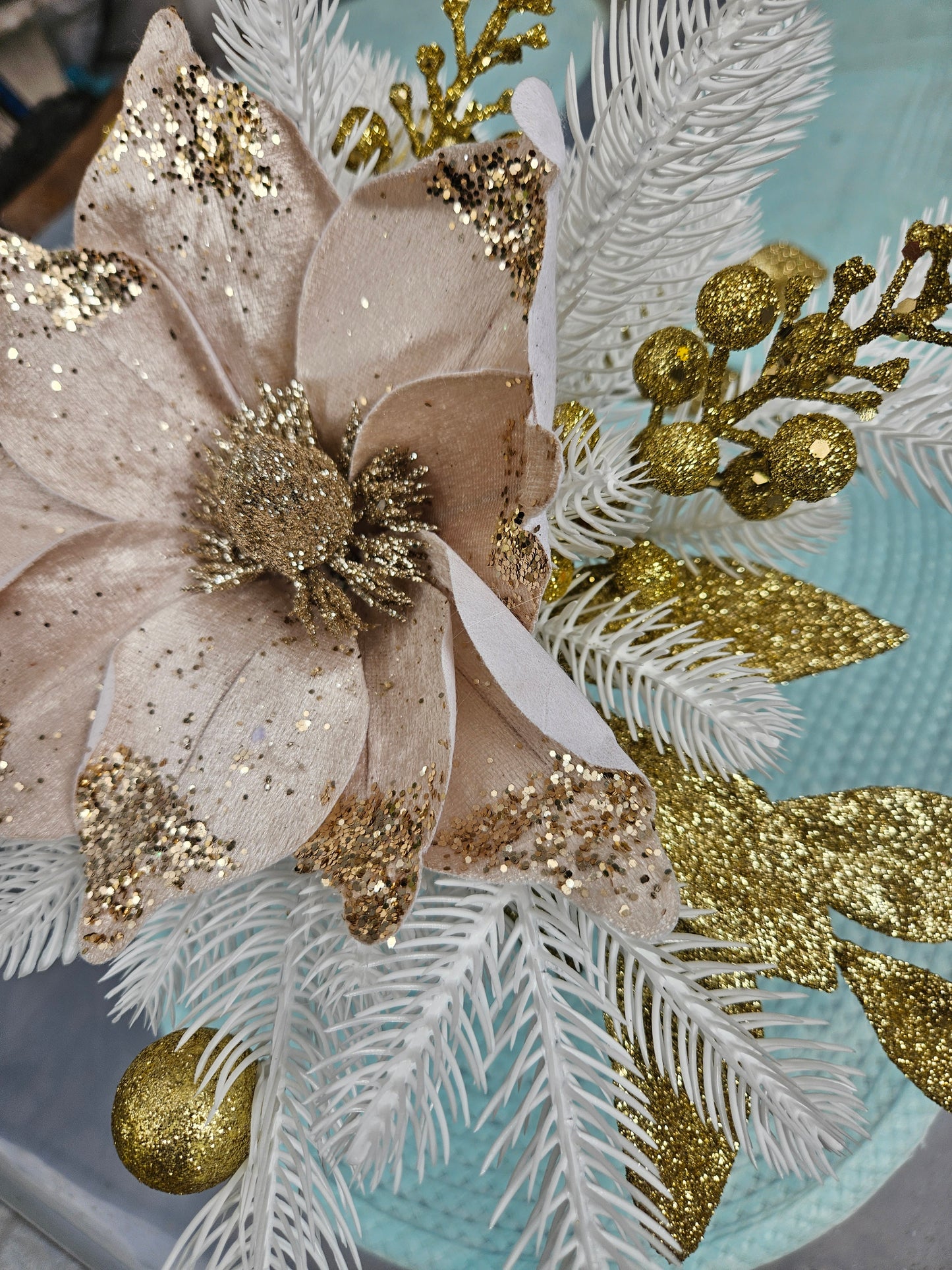 Weihnachtsgesteck + Kerze, Gesteck, Tischdekor, Tischgesteck, Winterdekor,Advent weiß schwarz gold