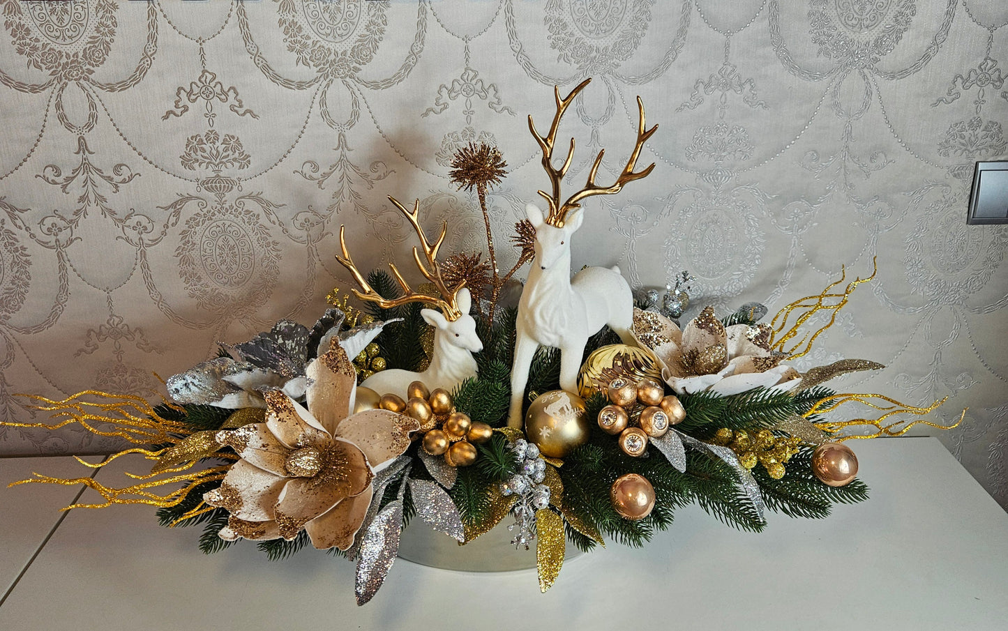 Weihnachtsgesteck Christmas Tischdekor Tischgesteck Winterdekor Adventdekoration mit Elchen in silber gold