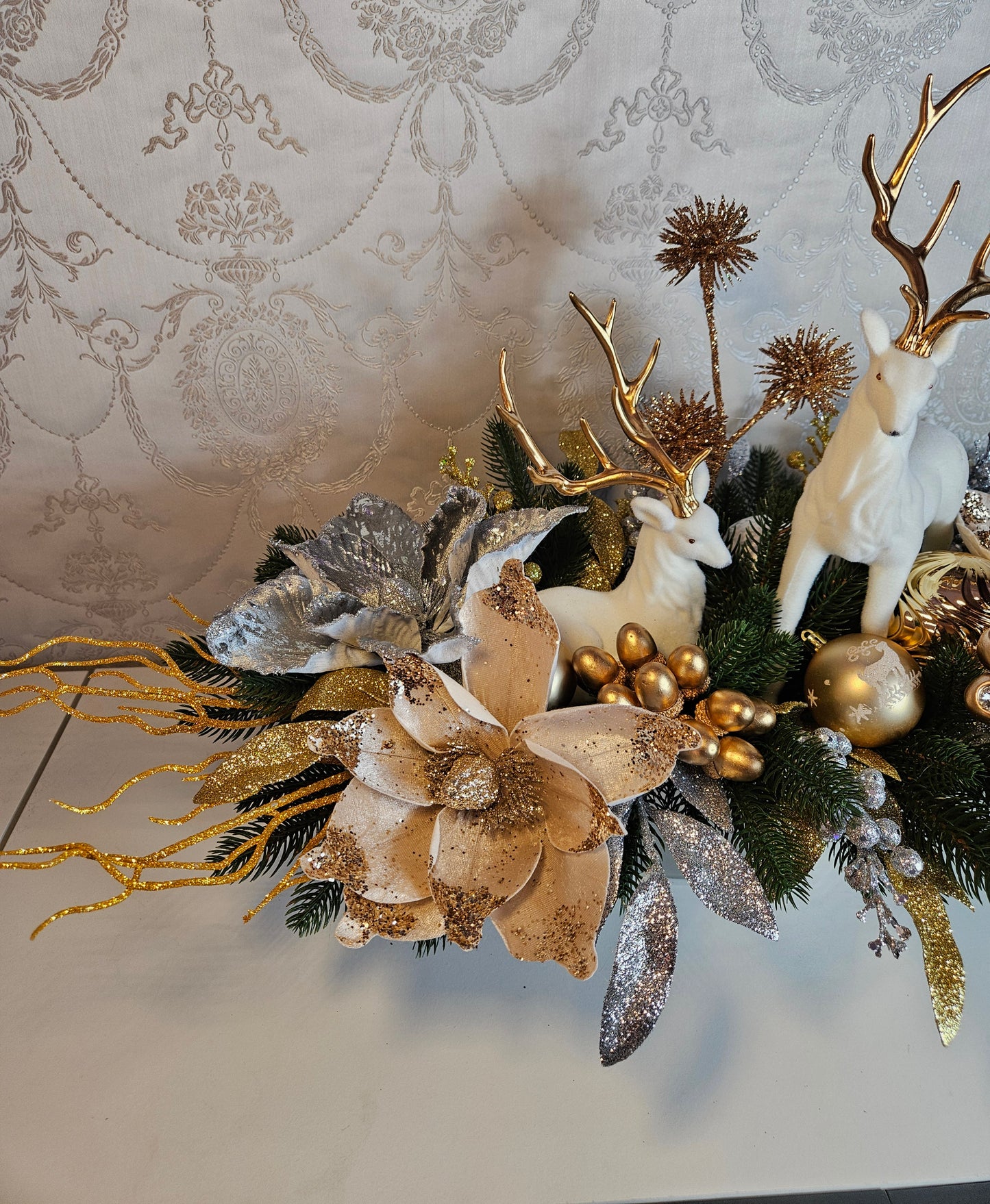 Weihnachtsgesteck Christmas Tischdekor Tischgesteck Winterdekor Adventdekoration mit Elchen in silber gold