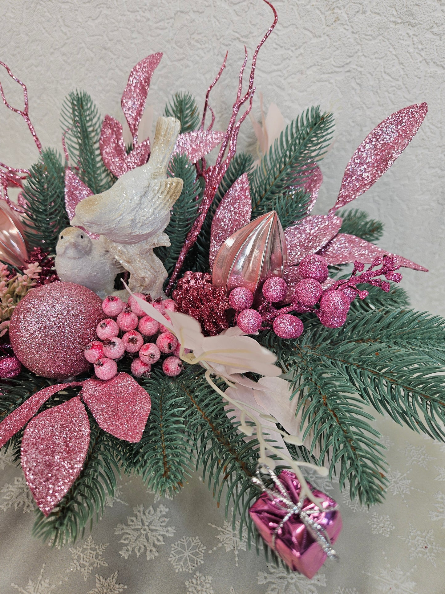 Weihnachtsgesteck, Weihnachtsdeko, Adventsgesteck, Tischgesteck, Festliche Dekor rosa weiß blaue Tanne