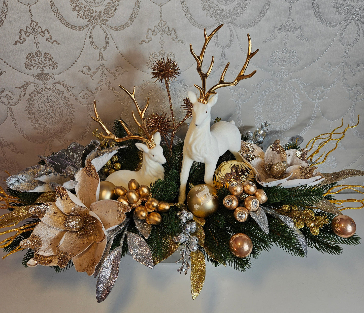 Weihnachtsgesteck Christmas Tischdekor Tischgesteck Winterdekor Adventdekoration mit Elchen in silber gold