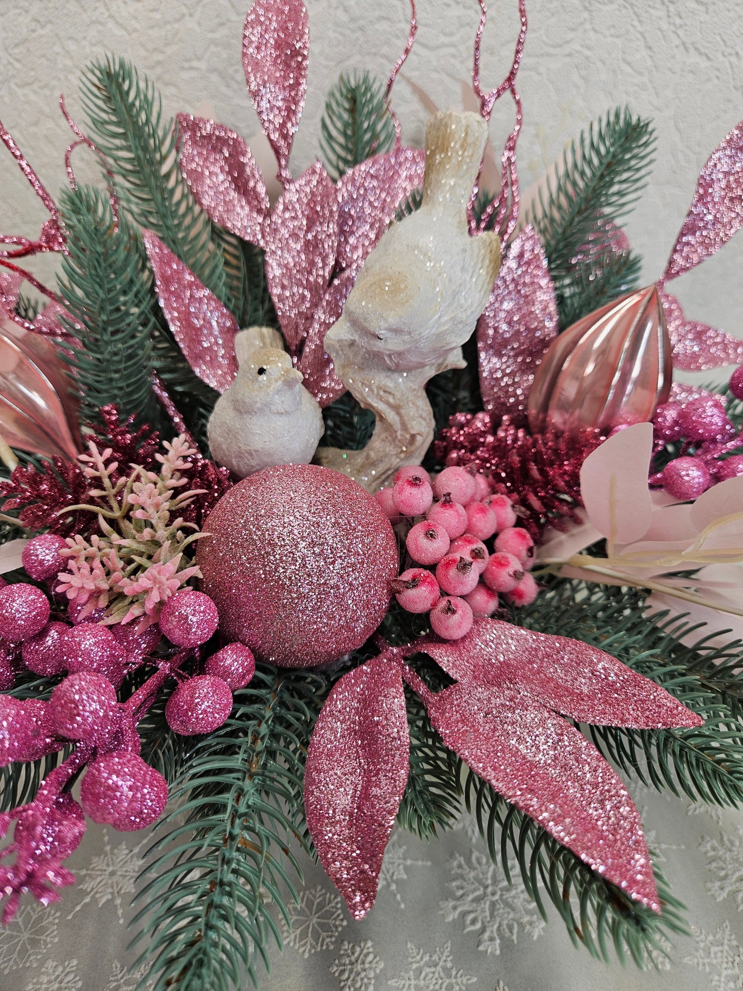 Weihnachtsgesteck, Weihnachtsdeko, Adventsgesteck, Tischgesteck, Festliche Dekor rosa weiß blaue Tanne