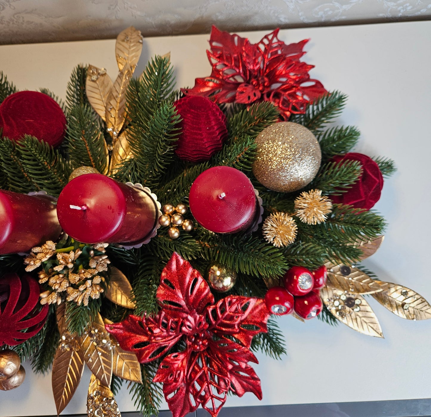 Weihnachtsgesteck + 4 Kerzen, Gesteck, Tischdekor, Tischgesteck, Winterdekor,Advent grün dunkelrot gold