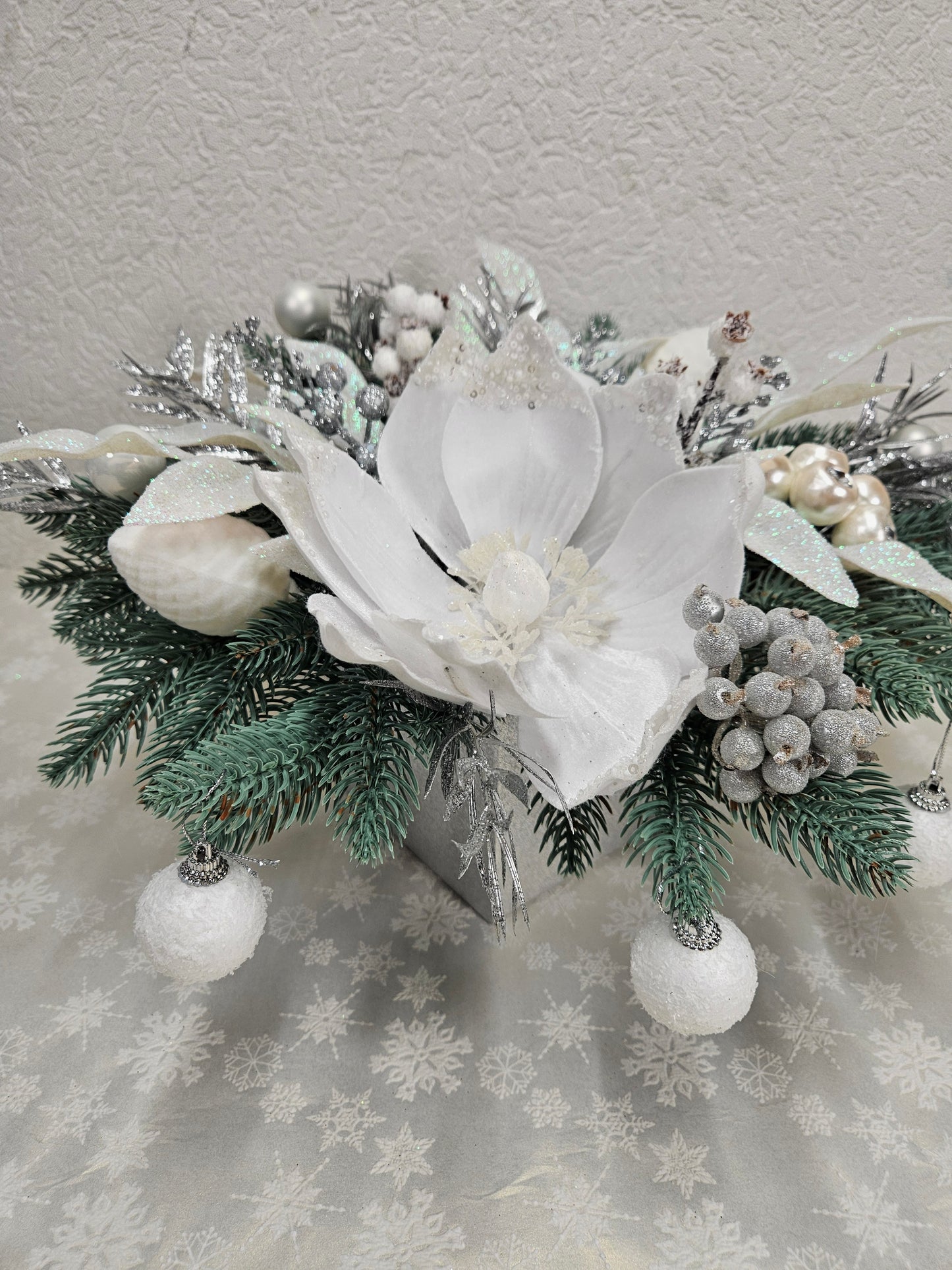 Weihnachtsgesteck + Kerze, Gesteck, Tischdekor, Tischgesteck, Winterdekor,Advent weiß silber