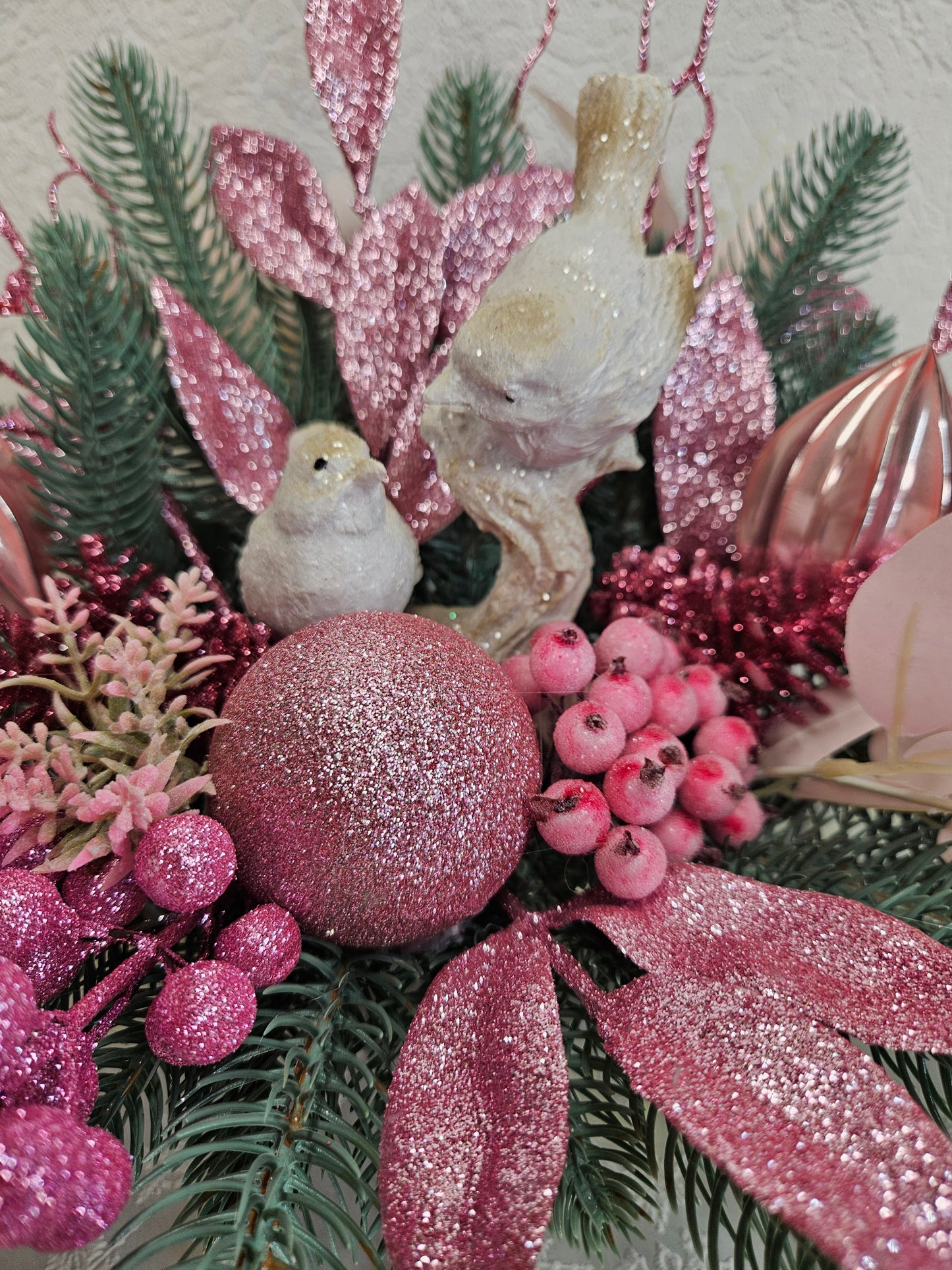 Weihnachtsgesteck, Weihnachtsdeko, Adventsgesteck, Tischgesteck, Festliche Dekor rosa weiß blaue Tanne