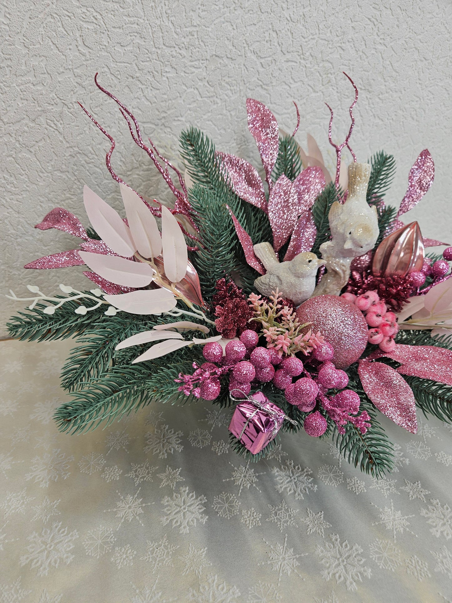 Weihnachtsgesteck, Weihnachtsdeko, Adventsgesteck, Tischgesteck, Festliche Dekor rosa weiß blaue Tanne