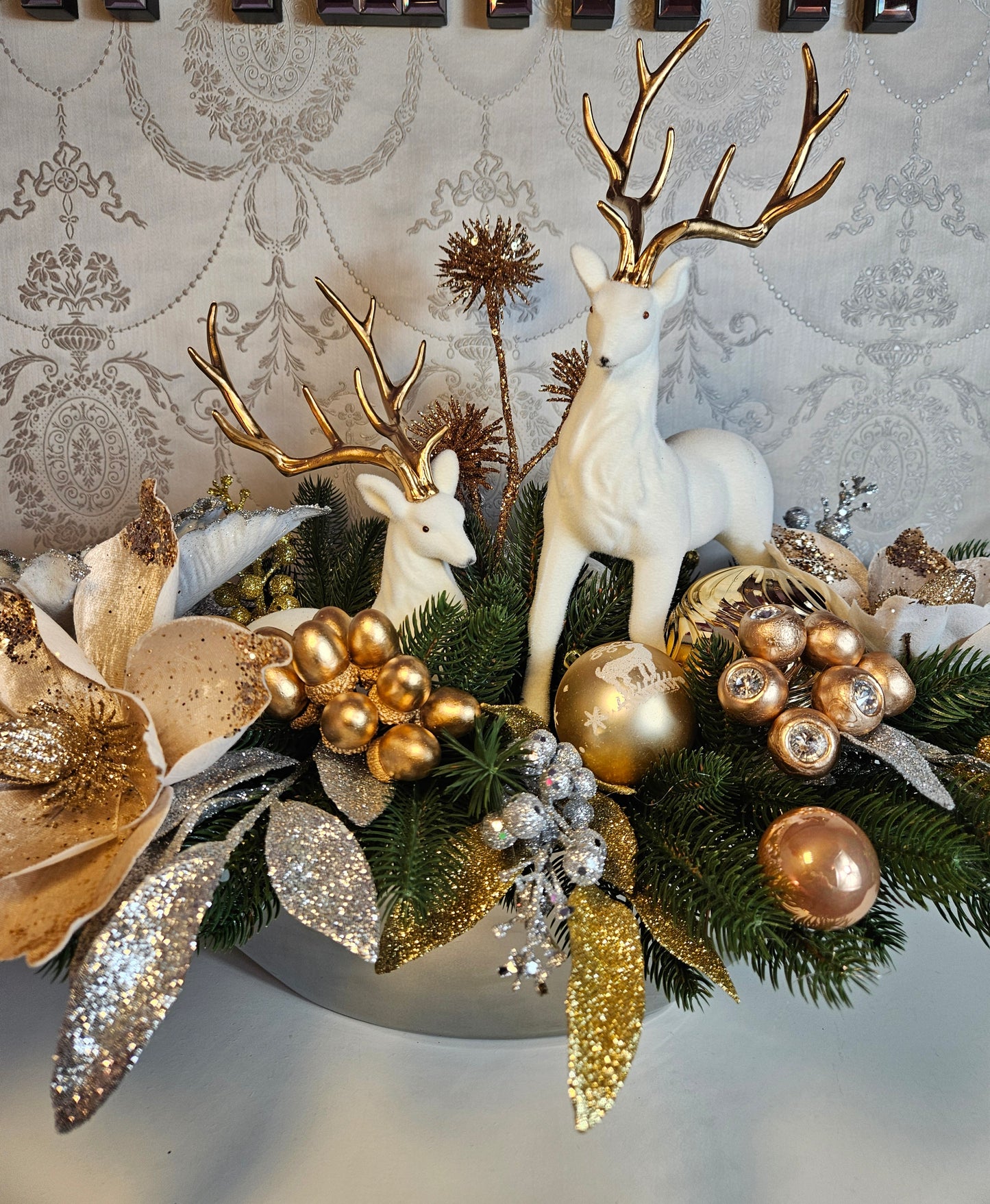Weihnachtsgesteck Christmas Tischdekor Tischgesteck Winterdekor Adventdekoration mit Elchen in silber gold
