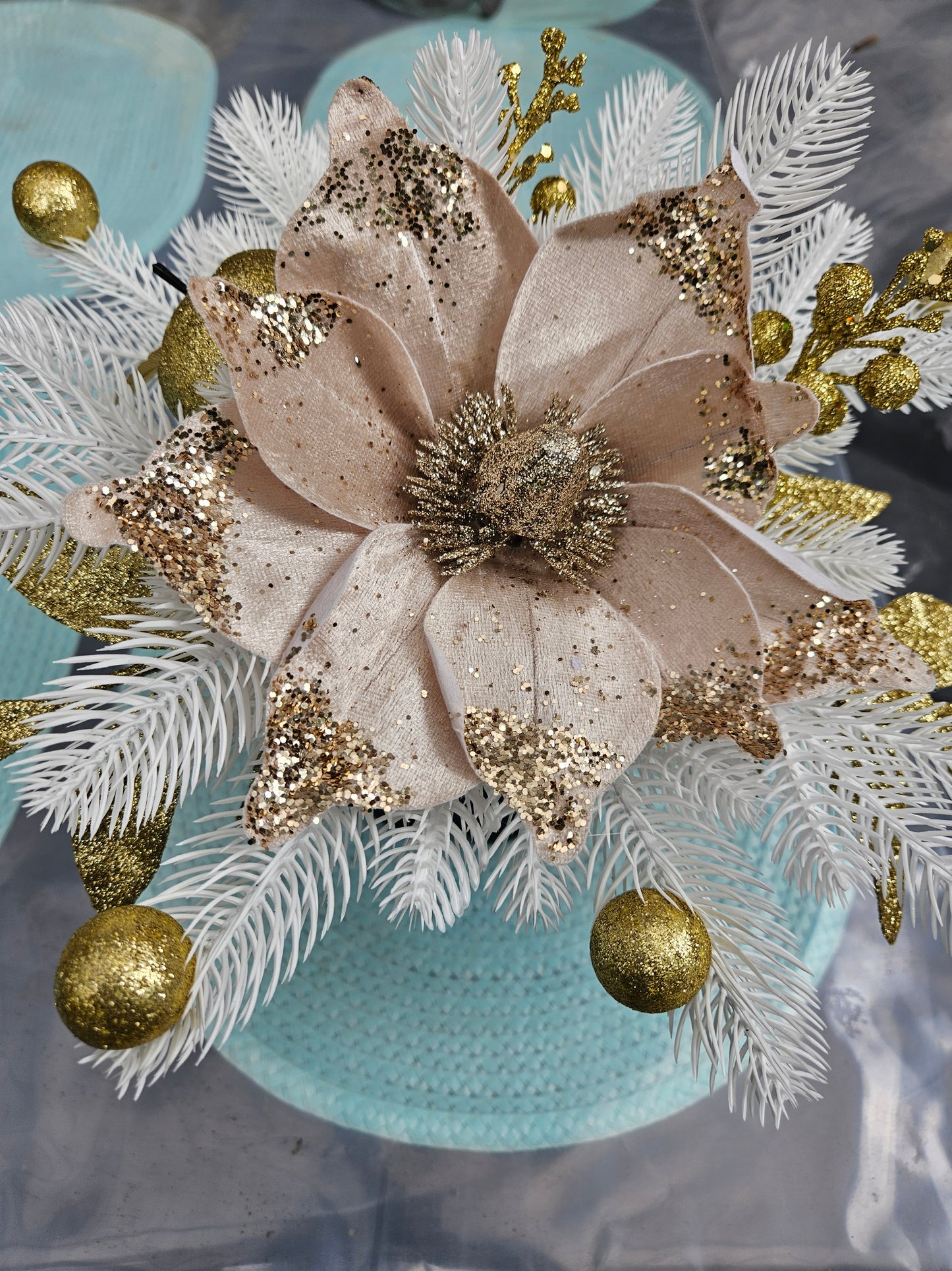 Weihnachtsgesteck + Kerze, Gesteck, Tischdekor, Tischgesteck, Winterdekor,Advent weiß schwarz gold