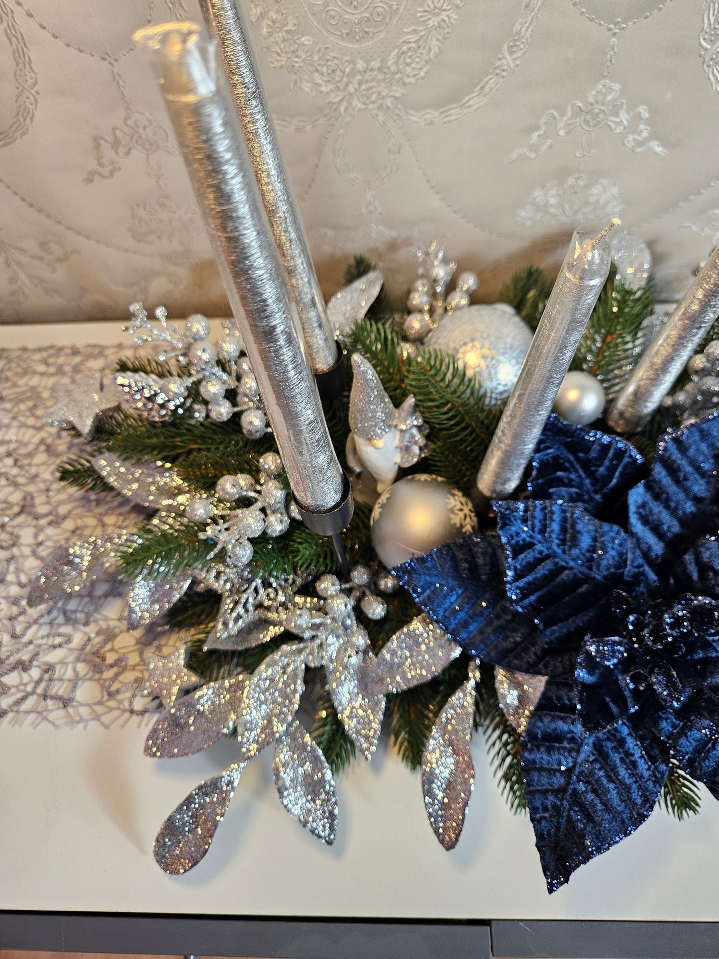 Advent Weihnachtsdekoration Christmas Gesteck + 4 Kerzen Tischdekor Tischgesteck Winterdekor Neuerjahr Christmas Dekorationen grün dunkelblau silber