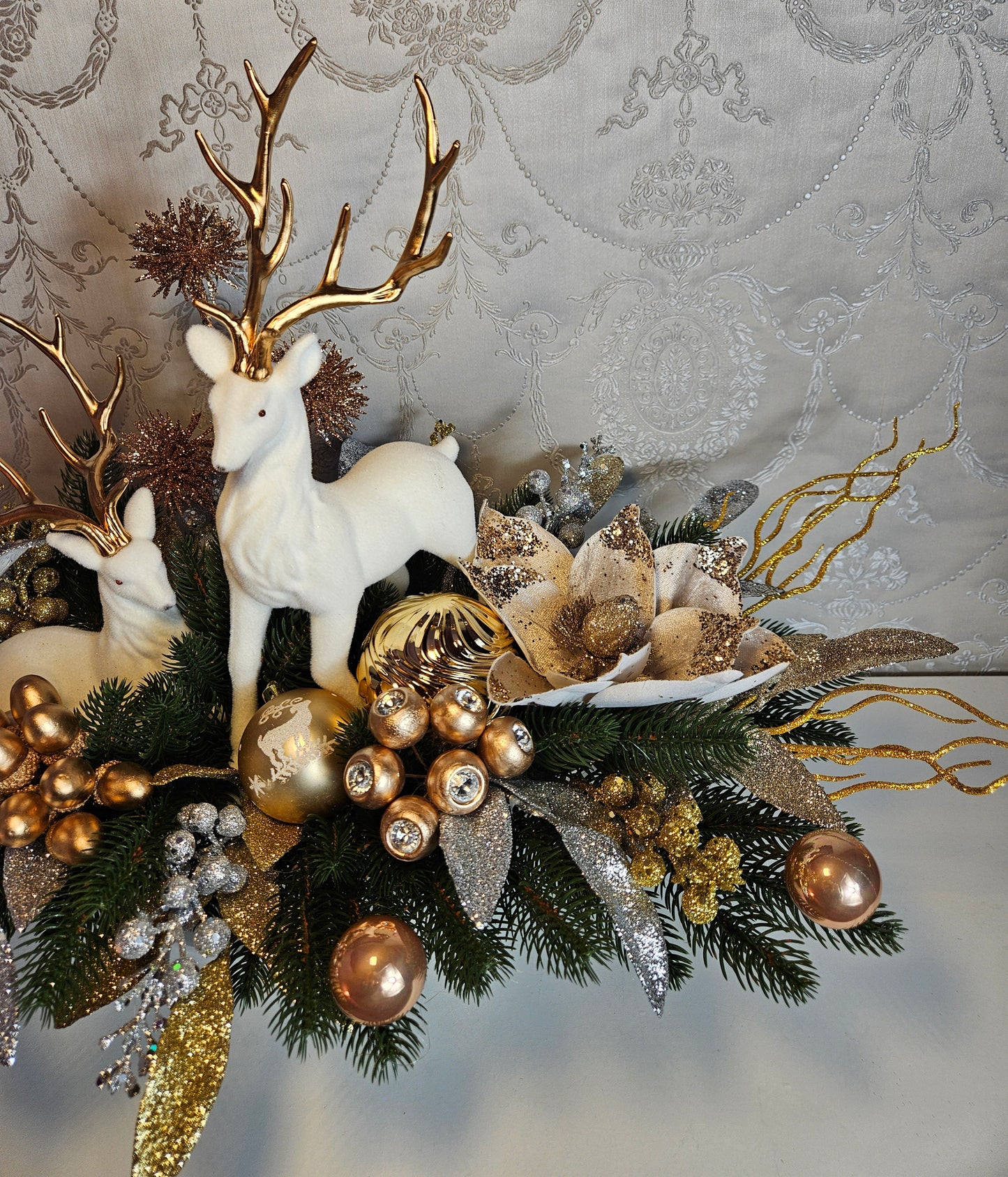 Weihnachtsgesteck Christmas Tischdekor Tischgesteck Winterdekor Adventdekoration mit Elchen in silber gold