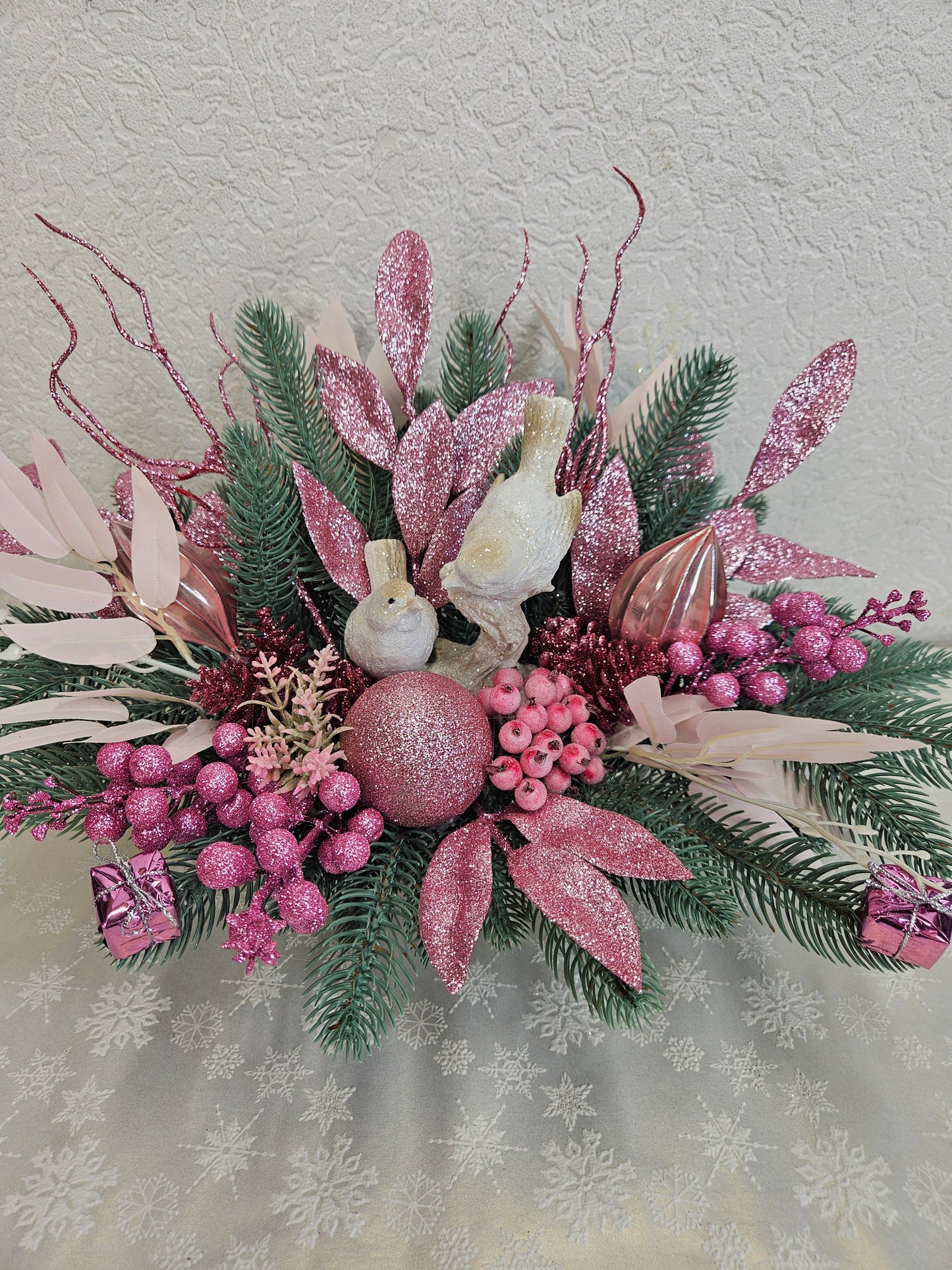 Weihnachtsgesteck, Weihnachtsdeko, Adventsgesteck, Tischgesteck, Festliche Dekor rosa weiß blaue Tanne