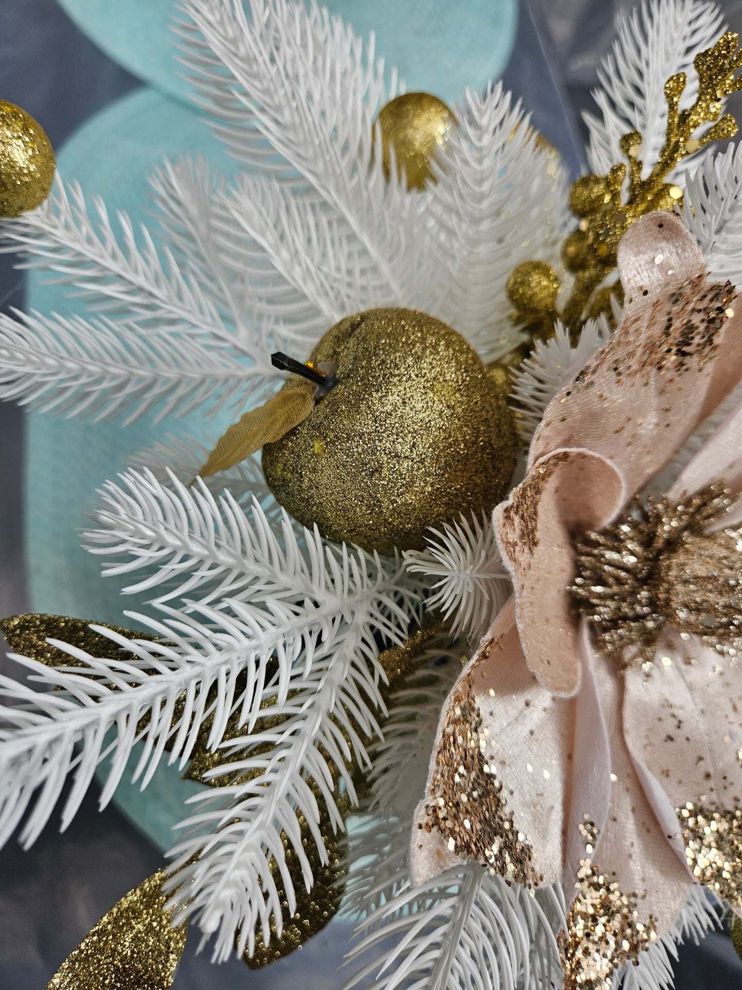 Weihnachtsgesteck + Kerze, Gesteck, Tischdekor, Tischgesteck, Winterdekor,Advent weiß schwarz gold