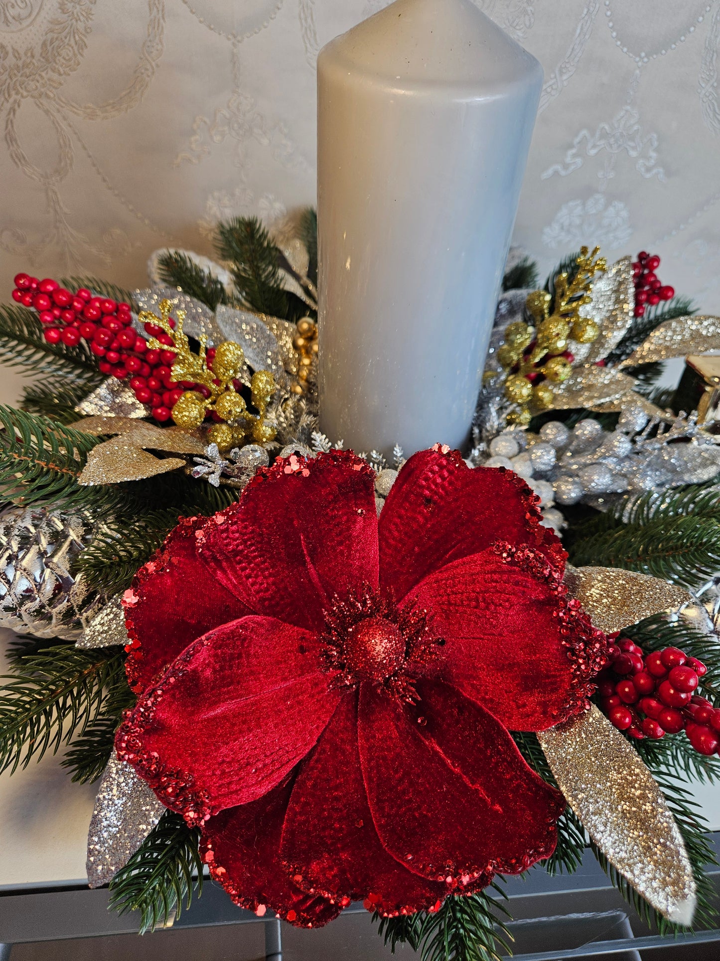Weihnachtsgesteck + Kerze, Gesteck, Tischdekor, Tischgesteck, Winterdekor,Advent schwarz grün rot gold silber