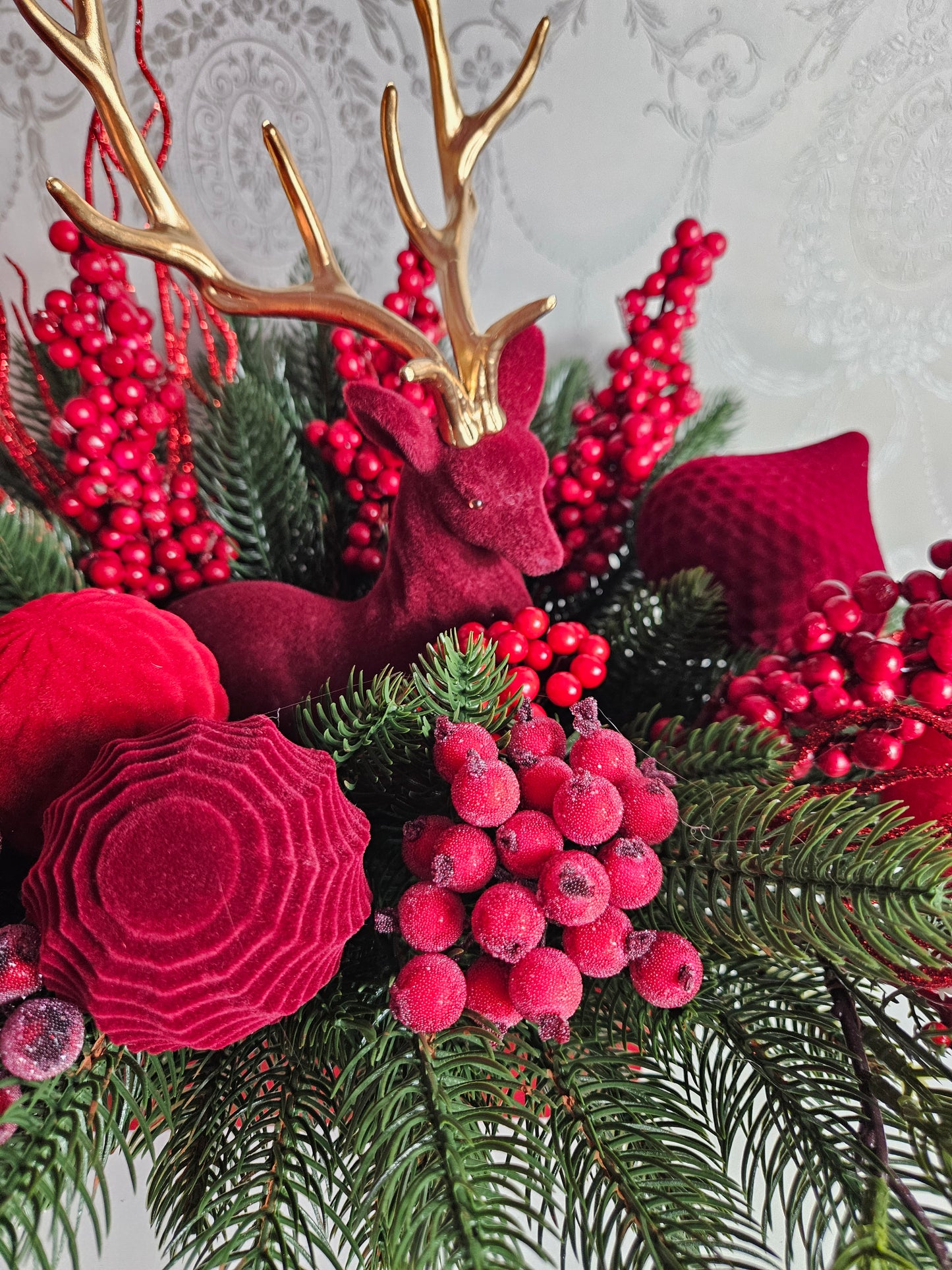 Weihnachtsgesteck + 1 Hirsch, Geschenk, Tischdekor, Tischgesteck, Winterdekor,Weihnachtsgeschenk Purpur rot grün dunkelrot