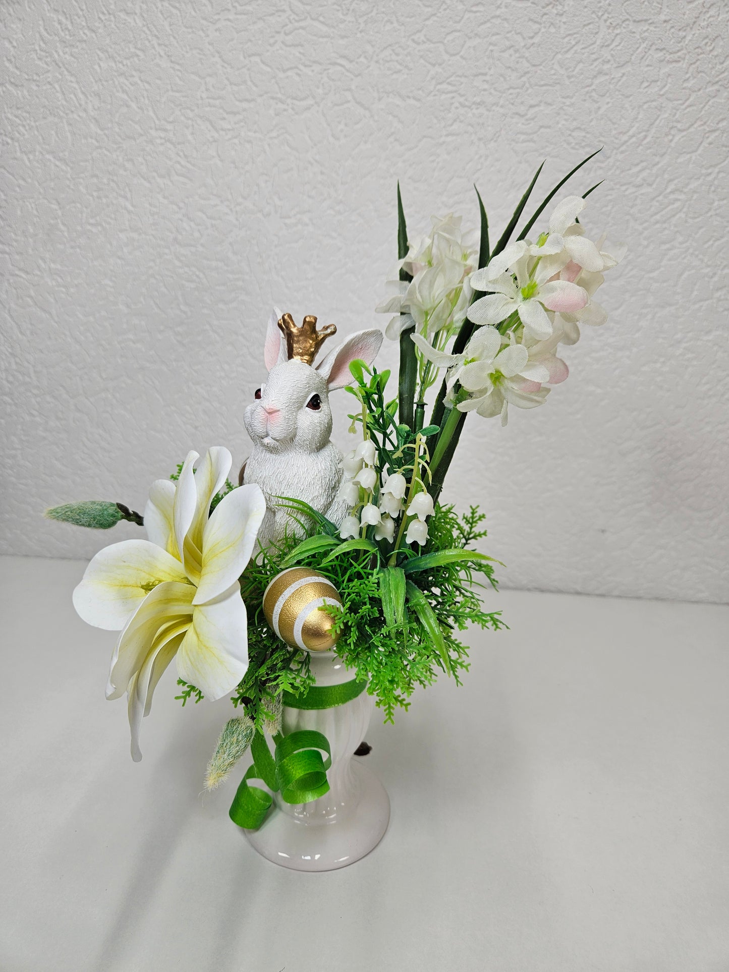 Osterdekorationen mit einem Häschen Ostern Gesteck Kerzenhalter