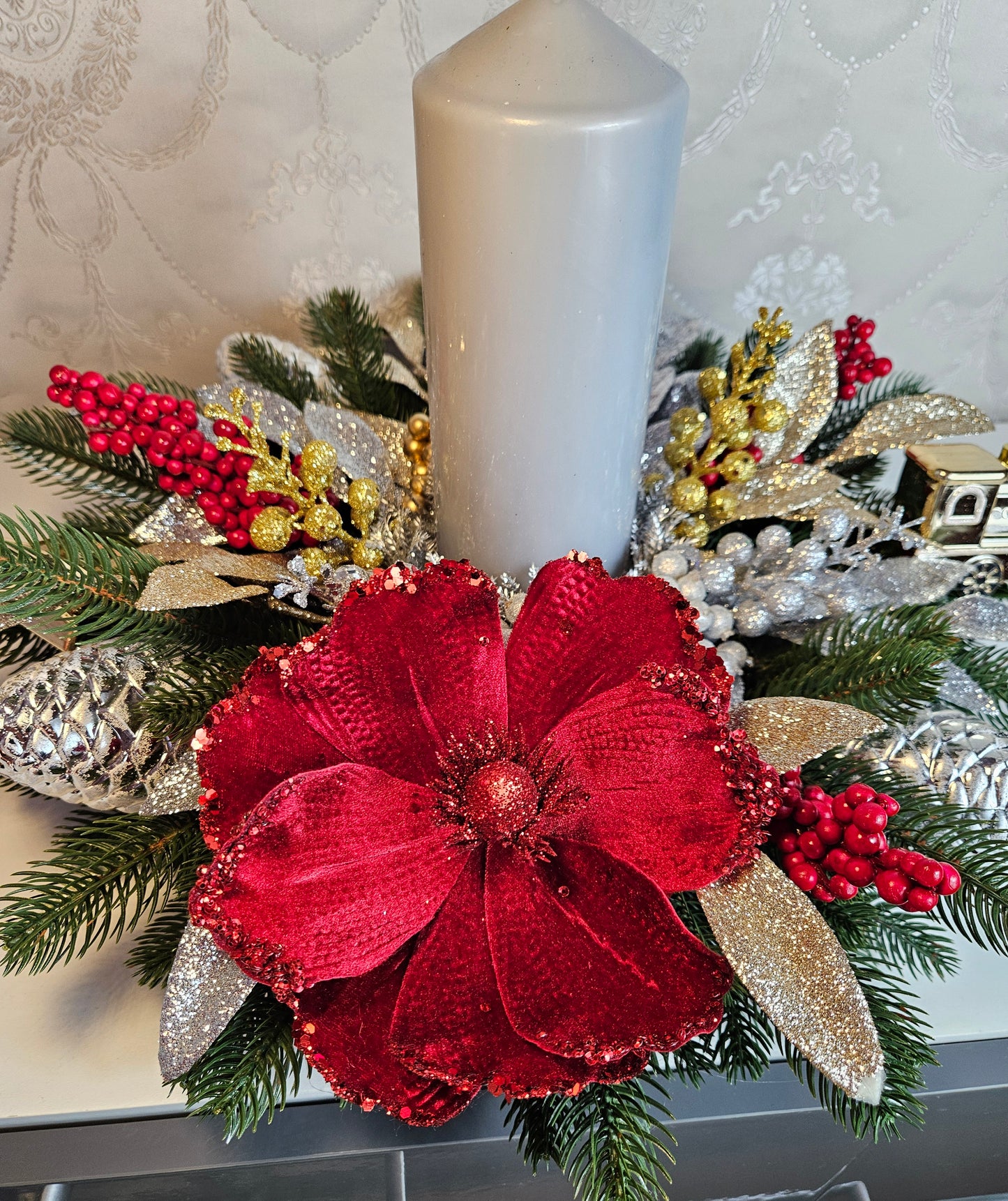 Weihnachtsgesteck + Kerze, Gesteck, Tischdekor, Tischgesteck, Winterdekor,Advent schwarz grün rot gold silber