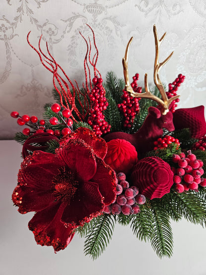 Weihnachtsgesteck + 1 Hirsch, Geschenk, Tischdekor, Tischgesteck, Winterdekor,Weihnachtsgeschenk Purpur rot grün dunkelrot