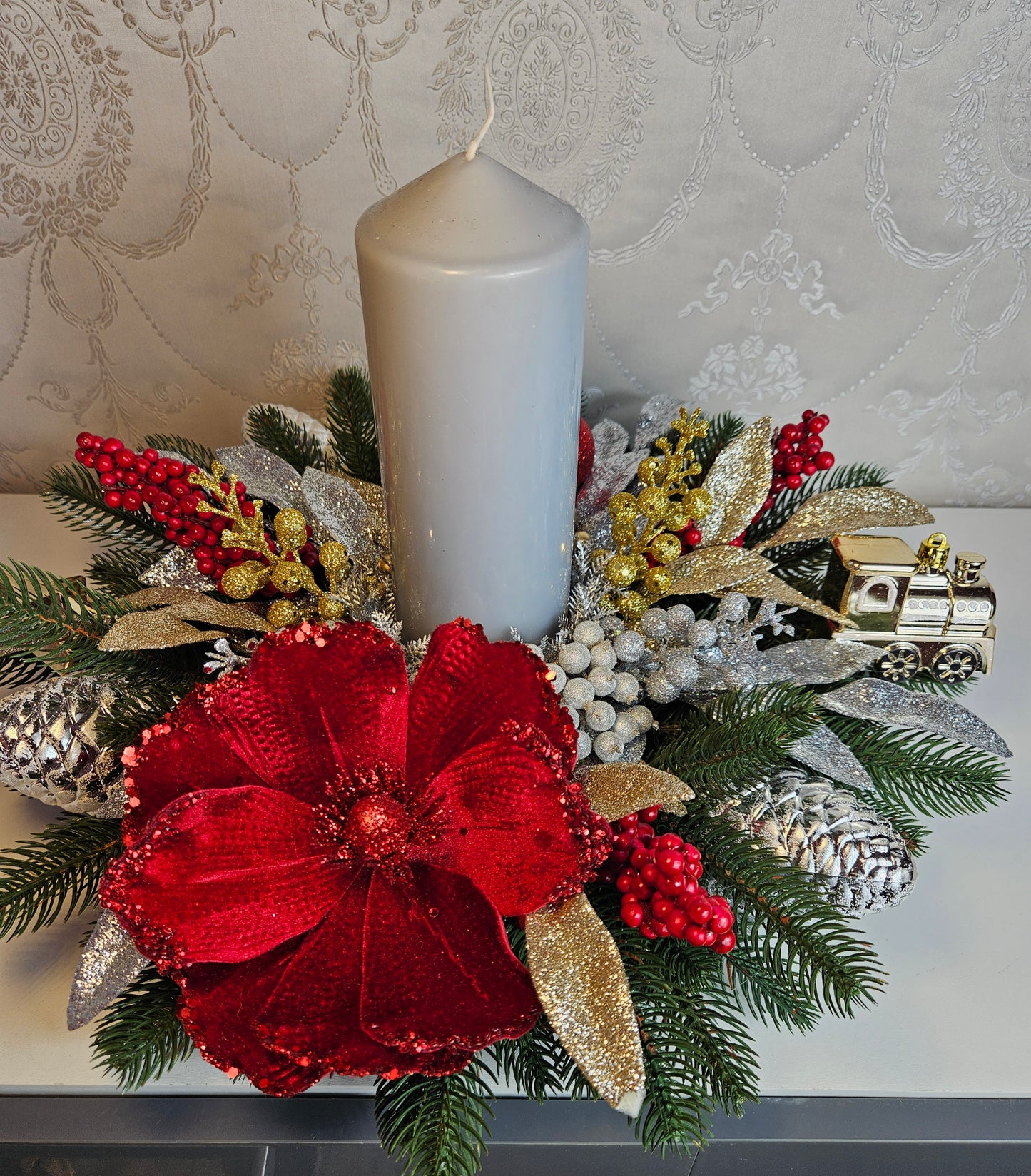 Weihnachtsgesteck + Kerze, Gesteck, Tischdekor, Tischgesteck, Winterdekor,Advent schwarz grün rot gold silber