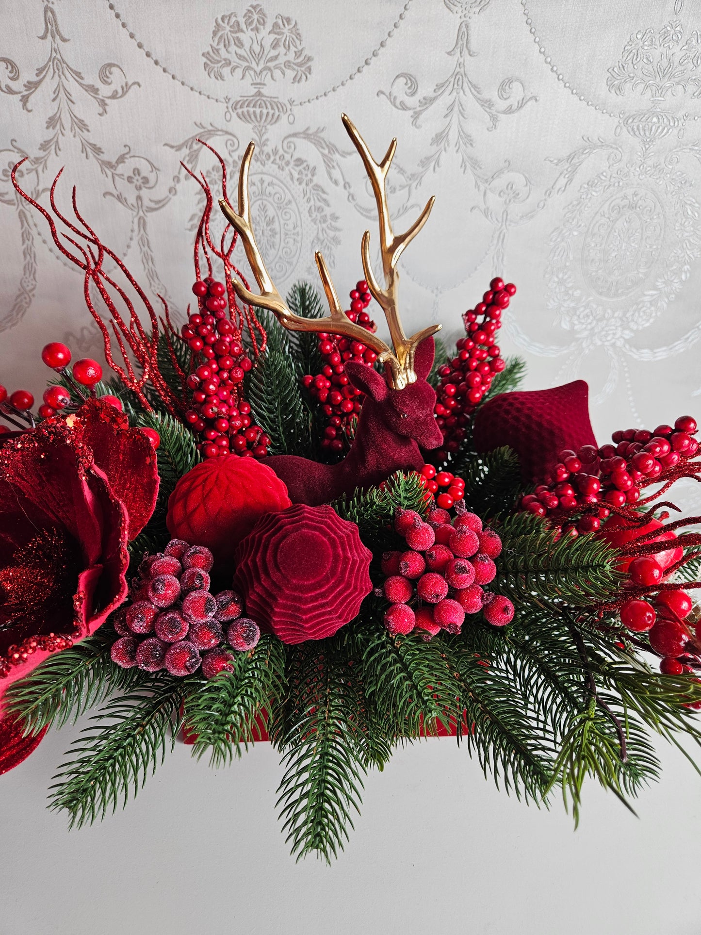 Weihnachtsgesteck + 1 Hirsch, Geschenk, Tischdekor, Tischgesteck, Winterdekor,Weihnachtsgeschenk Purpur rot grün dunkelrot