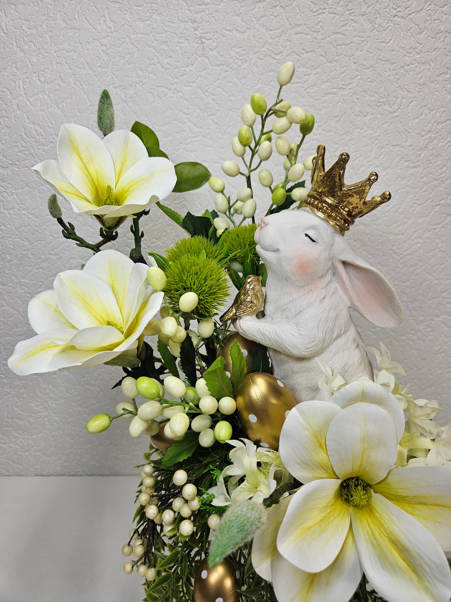 Osterdekorationen mit einem Hasen Ostern Gesteck Kerzenhalter