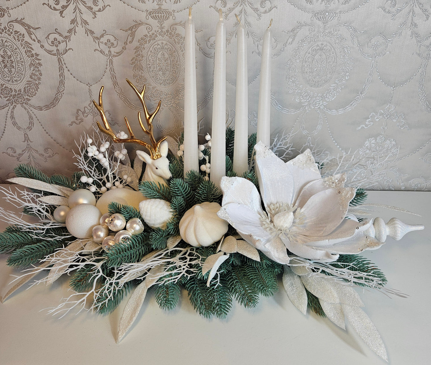 Weihnachtsgesteck + Adventsgesteck + 4 Kerzen, Kamingesteck, Chrismes, Rehe, Weihnachtsdeko Weihnachtsblumen Tischdekor, Tischgesteck, Winterdekor,Advent