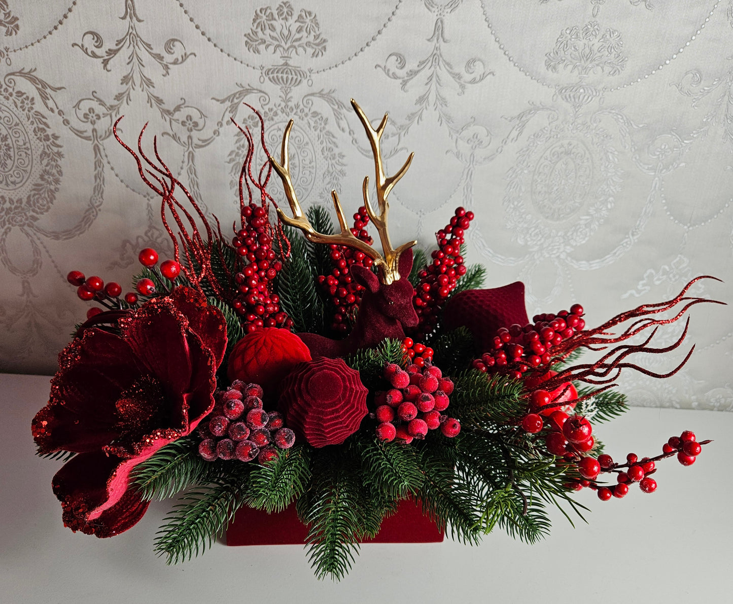 Weihnachtsgesteck + 1 Hirsch, Geschenk, Tischdekor, Tischgesteck, Winterdekor,Weihnachtsgeschenk Purpur rot grün dunkelrot