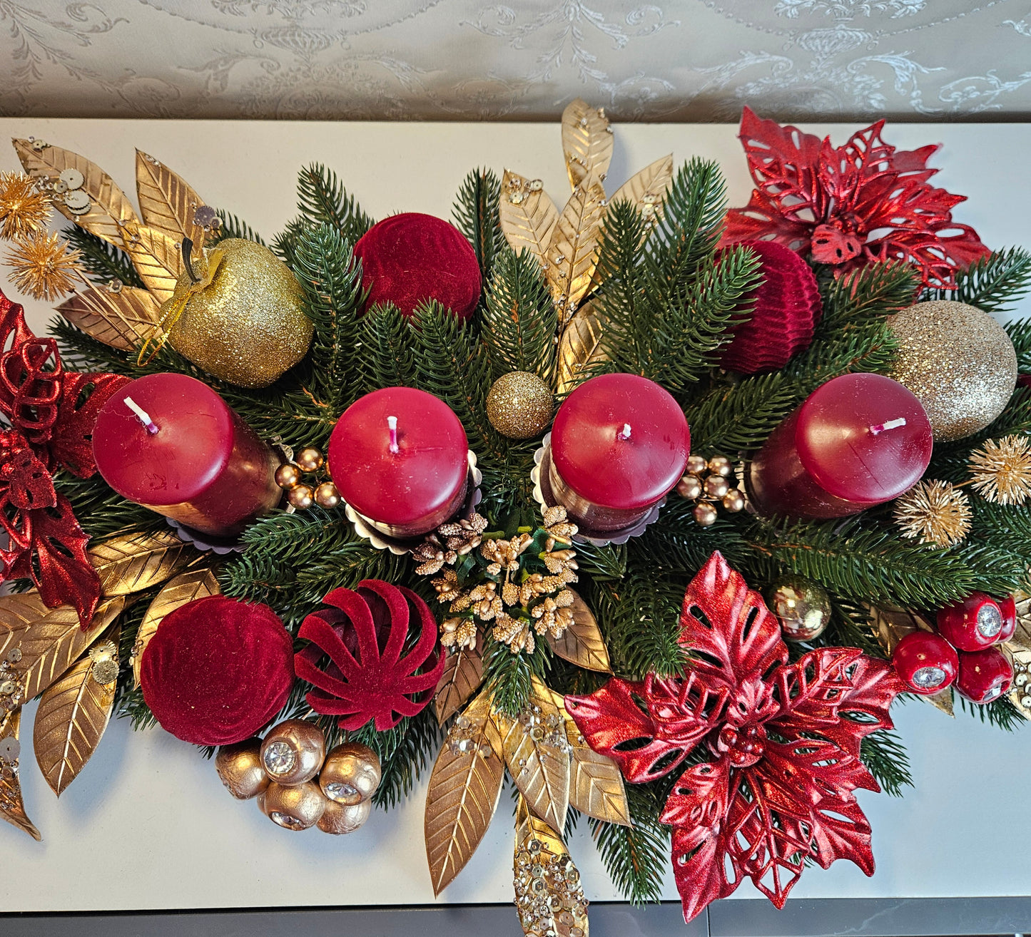 Weihnachtsgesteck + 4 Kerzen, Gesteck, Tischdekor, Tischgesteck, Winterdekor,Advent grün dunkelrot gold