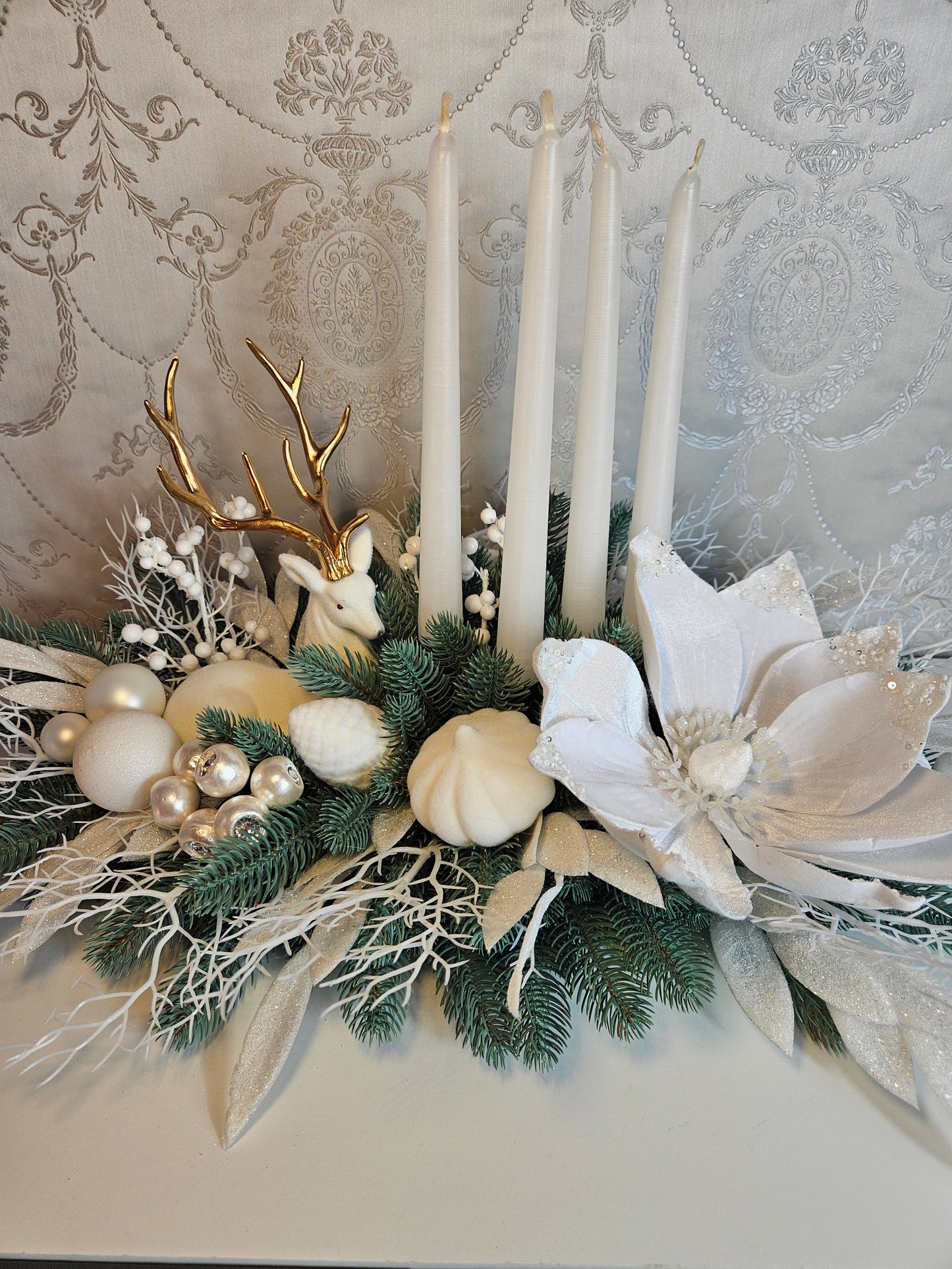 Weihnachtsgesteck + Adventsgesteck + 4 Kerzen, Kamingesteck, Chrismes, Rehe, Weihnachtsdeko Weihnachtsblumen Tischdekor, Tischgesteck, Winterdekor,Advent