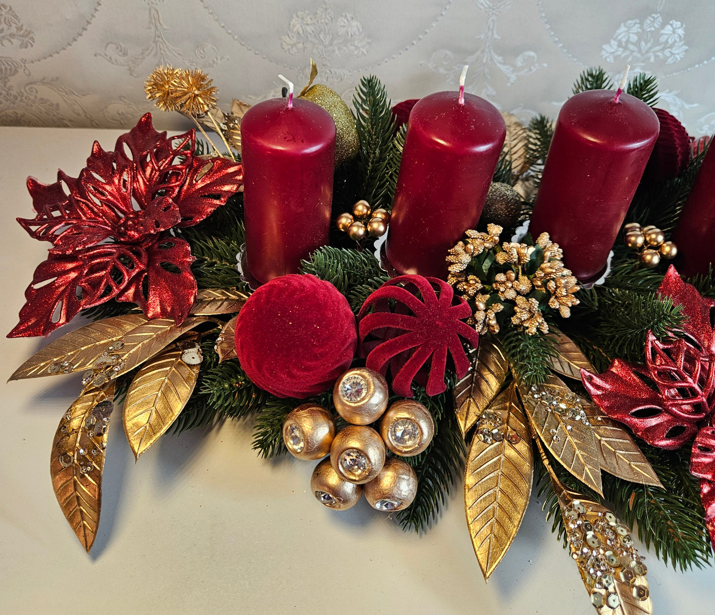 Weihnachtsgesteck + 4 Kerzen, Gesteck, Tischdekor, Tischgesteck, Winterdekor,Advent grün dunkelrot gold