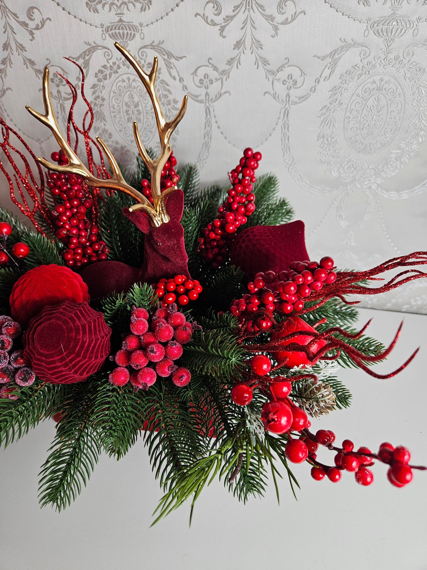 Weihnachtsgesteck + 1 Hirsch, Geschenk, Tischdekor, Tischgesteck, Winterdekor,Weihnachtsgeschenk Purpur rot grün dunkelrot