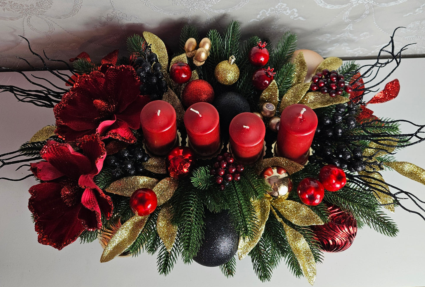 Weihnachtsgirlande + Adventsgesteck + 4 Kerzen, Kamingesteck, Chrismes, Rehe, Weihnachtsdeko Weihnachtsblumen Tischdekor, Tischgesteck, Winterdekor,Advent Weihnachtsdekoration Geschenkideen grün schwarz rot gold